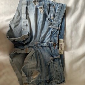 LIGHT WASHED HOLLISTER SHORTS!!